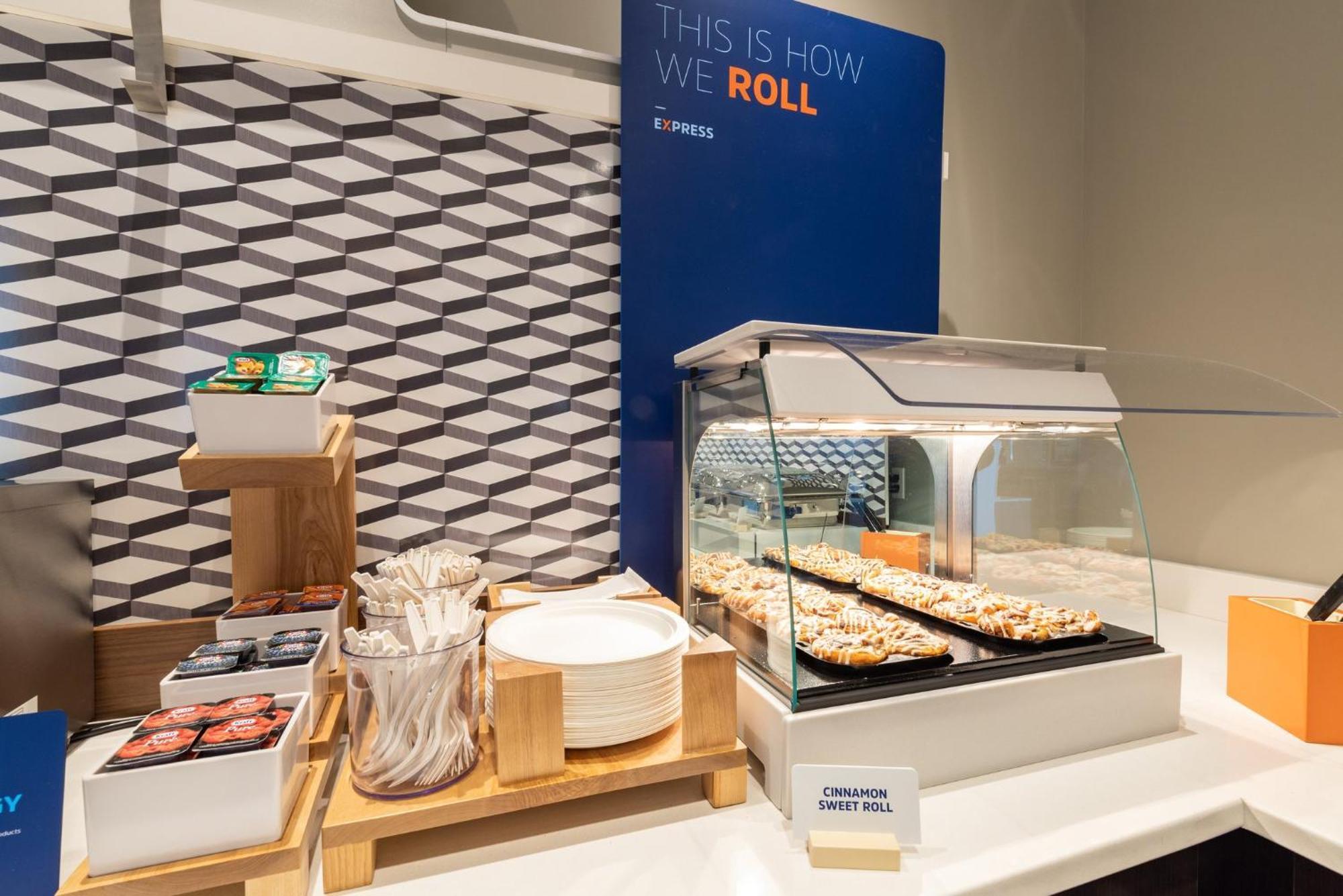Express & West By Ihg Hotel